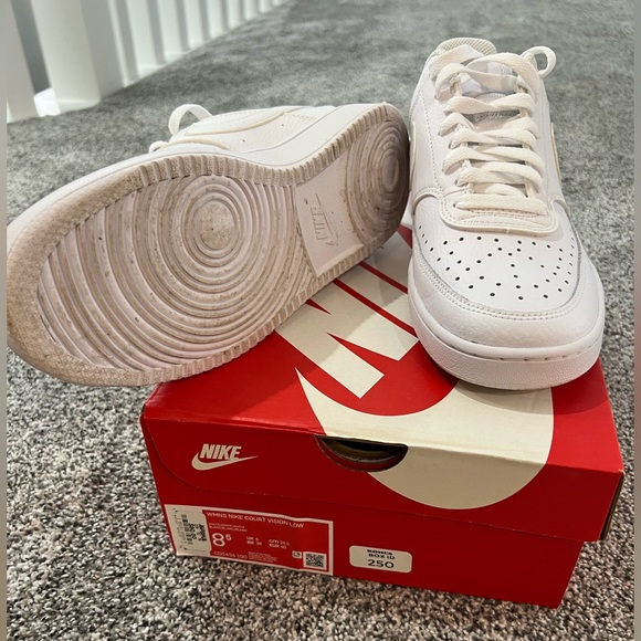 Nike Womans White Low-Top Sneakers - Picture 5 of 6